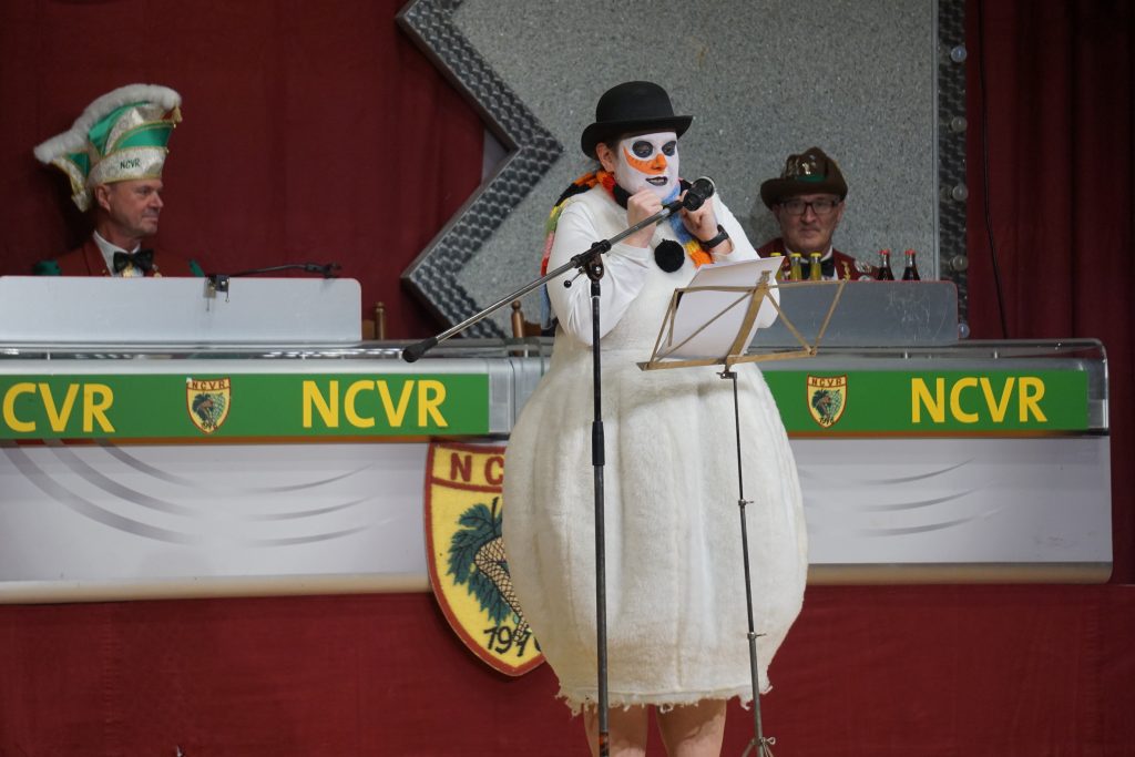 Impressionen von unseren Bunten Abenden 2023 - Vera als Schneemann