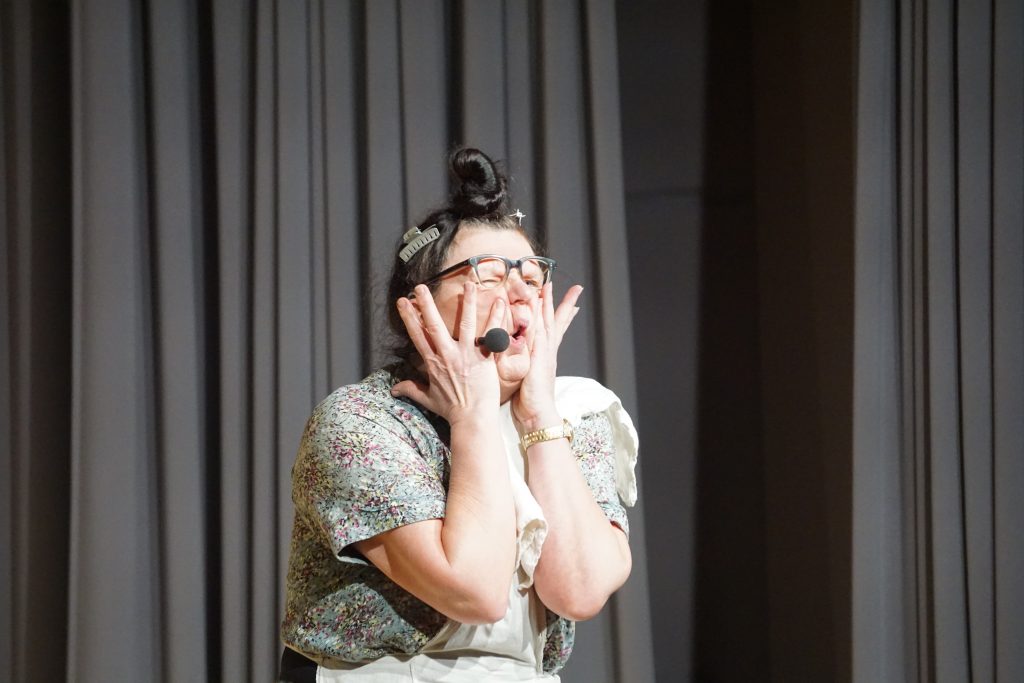 Impressionen von unseren Bunten Abenden 2023 - Birgit Pfeiffer als Elsbeth Gscheidle