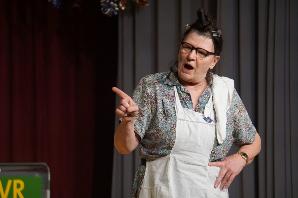 Impressionen von unseren Bunten Abenden 2023 - Birgit Pfeiffer als Elsbeth Gscheidle