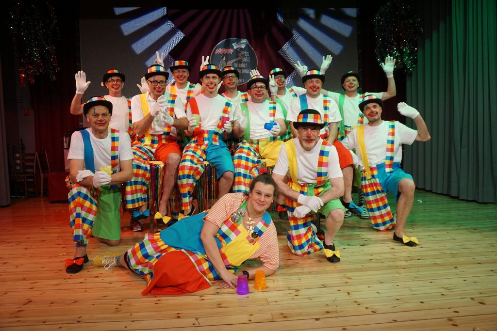 Impressionen von unseren Bunten Abenden 2023 - Unser Männerlett mit Trainerin Vera