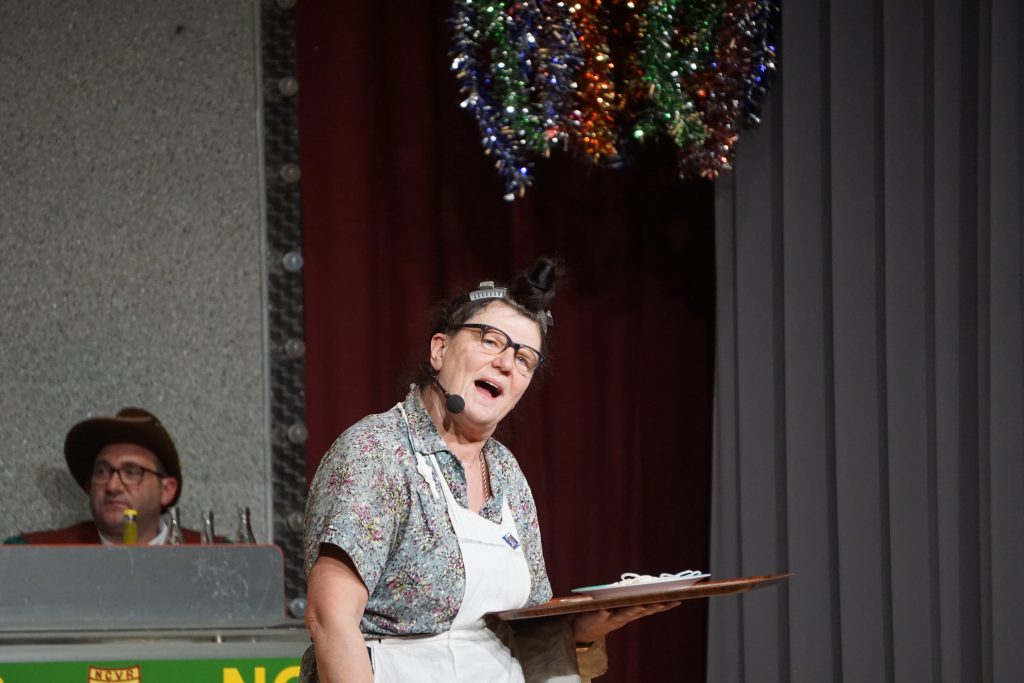 Impressionen von unseren Bunten Abenden 2023 - Birgit Pfeiffer als Elsbeth Gscheidle