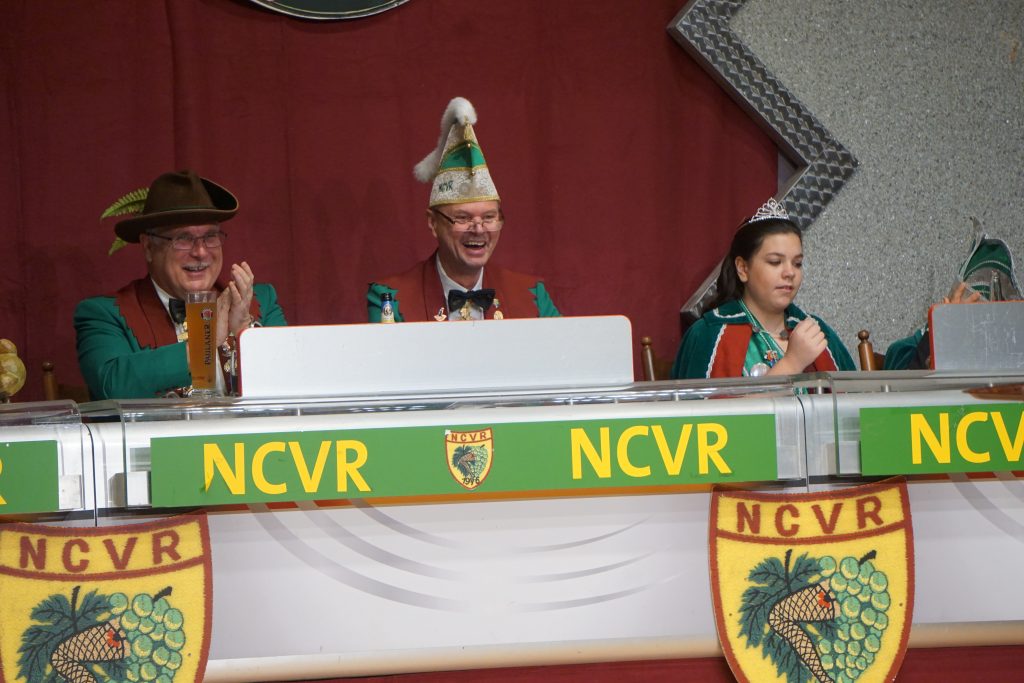 Impressionen von unseren Bunten Abenden 2023 - Unser Präsident Peter und unser Sitzungspräsident Ferdi haben sichtlich Spaß.