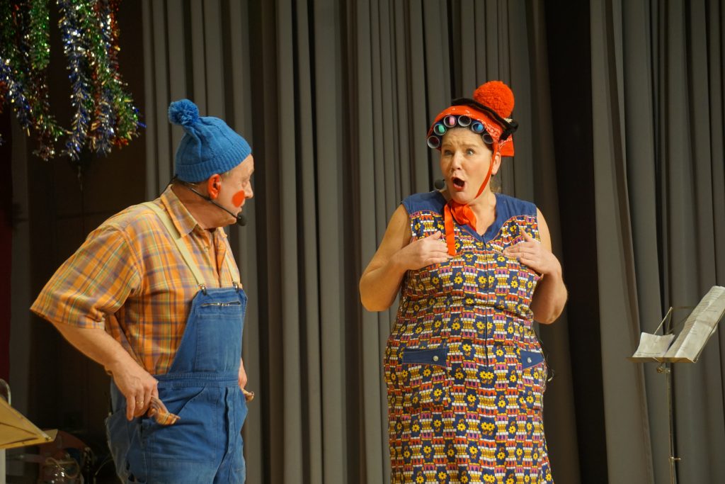 Impressionen von unseren Bunten Abenden 2023 - Der Junge vom Lande zusammen mit Michaela als Emma